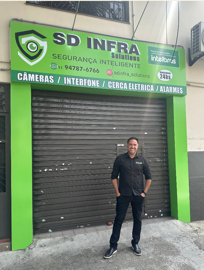 Danilo Fundador da SD Infra Solutions em Frente à Loja